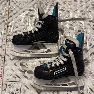 Bauer XLP Tuik Black and White Skates with Blue Accents. Kids  size Y11